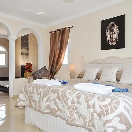 Sleeps 10 Pool Air Con Wifi *