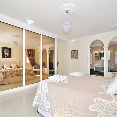 Sleeps 10 Pool Air Con Wifi Villa